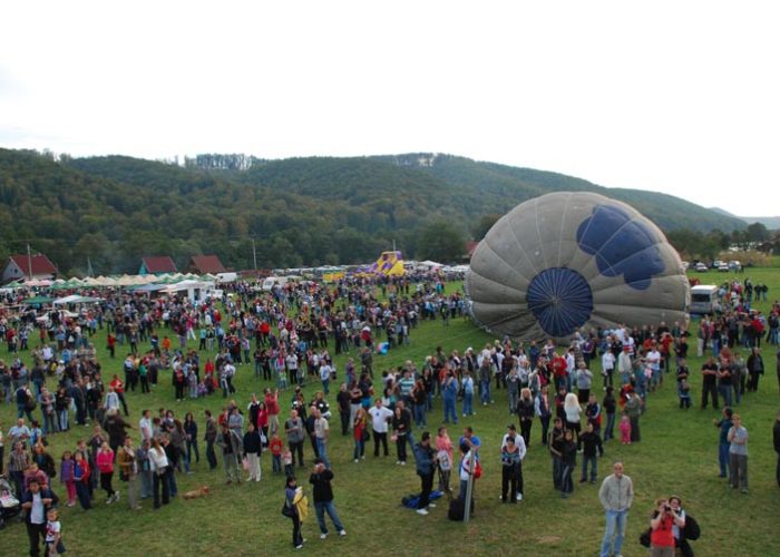 crowd-visitors-114